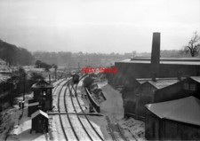 PHOTO  3 CAR SUBURBAN SET APPROACHING A SNOWY KIRKINTILLOCH 1961