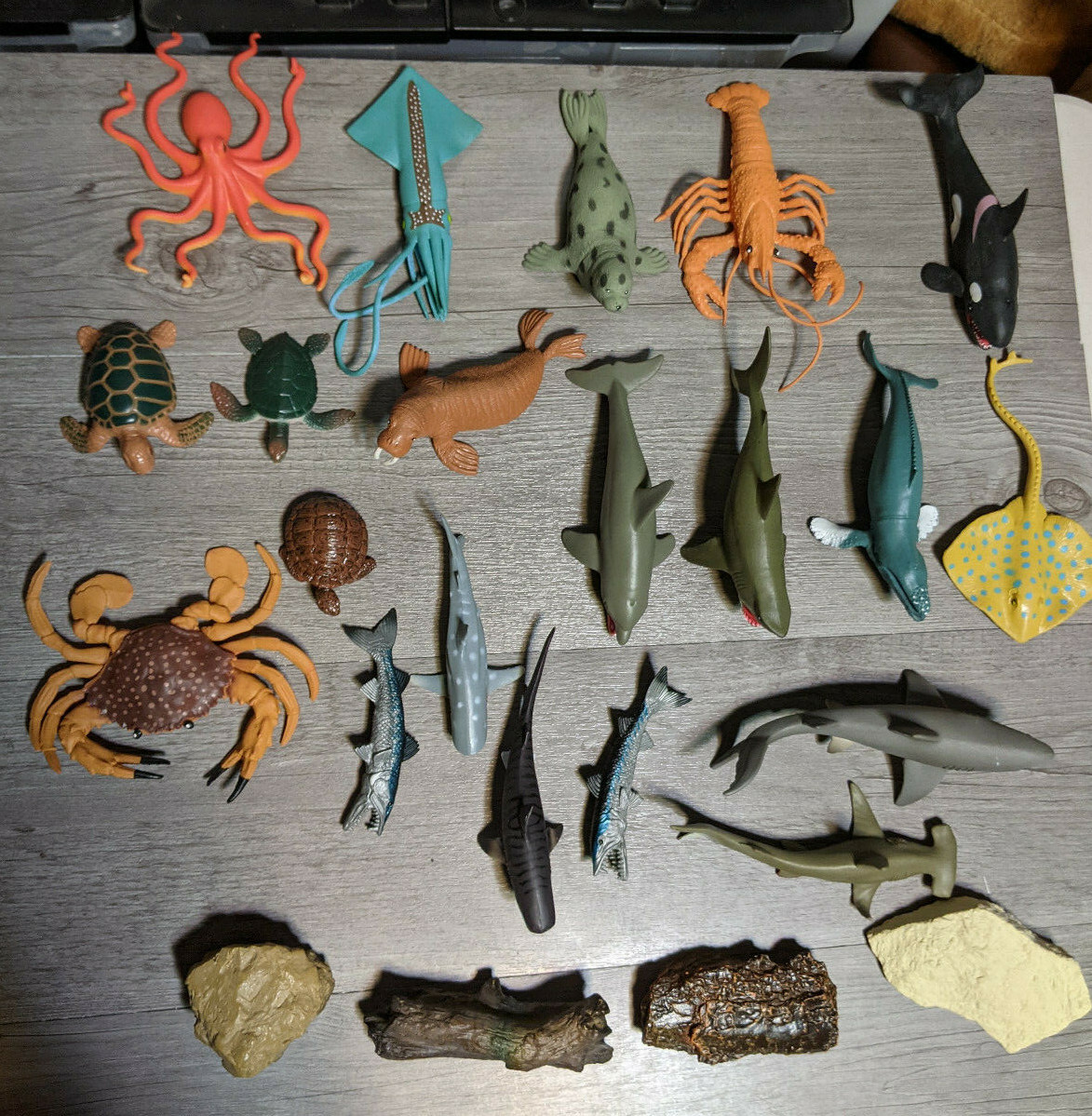 20 Toy Sea Animal Figure Lot w/4 Terrain Bases Shark Squid Dolphin Crab Turtle