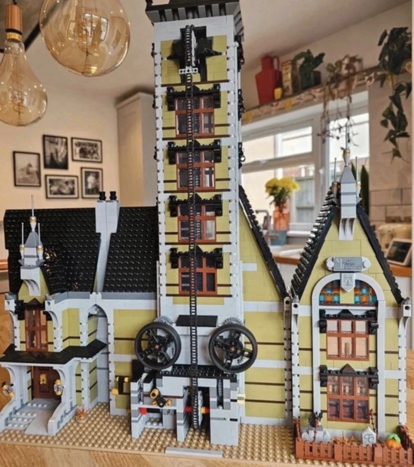 LEGO Icons 10273 Haunted House, photo 3 of 5