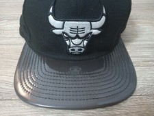 Chicago Bulls Black   SnapBack New Era 9fifty Cap Hat PRE-OWNED READ AS IS 