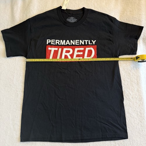 Neu mit Etikett "Permanently Tired" Large schwarzes kurzärmliges T-Shirt mit Grafikdruck für Herren - Bild 3 von 10