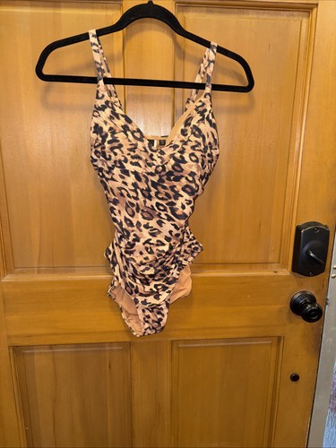 nip tuck swimwear 6 Animal Print One Piece Tummy Rouching NWOT Built In Bra - Picture 1 of 5