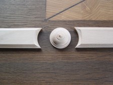 Dwie drewniane aplikacje z rozetą w buku lub jodle na głowę szafki