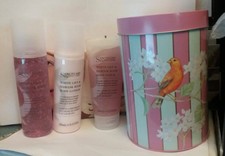 Sanctuary Spa Covent Garden Favorit Florals Set ~Weißes Lilie & Damast Rose