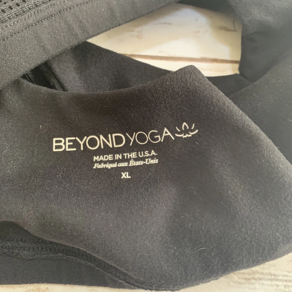 Beyond Yoga Edredón Sintético Mientras Adelante Superposición Sujetador Negro Fitness Talla XL Foto 3 de 4