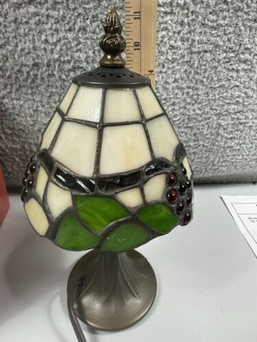 Dale Tiffany Berries Mini Tiffany Lamp 11" in Excellent Pre Owned Condition - Picture 4 of 9
