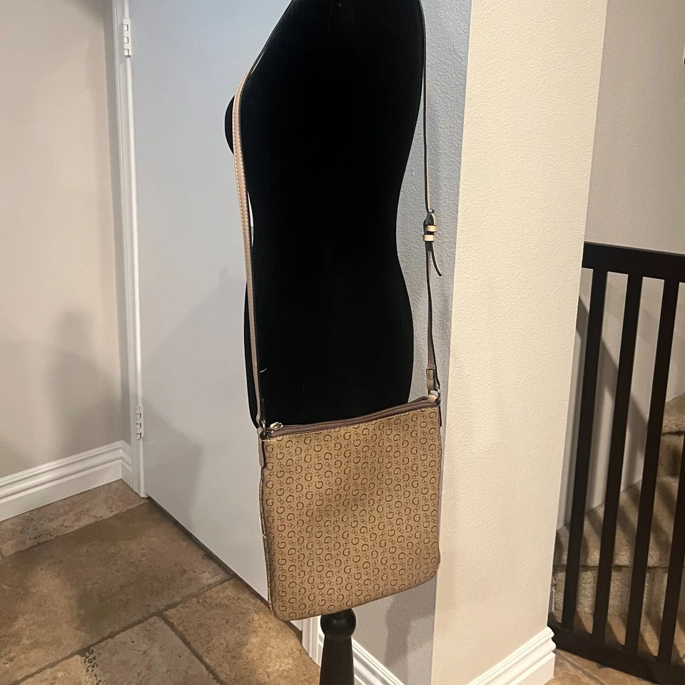 Bolso Bandolera GUESS Estampado Completo Foto 4 de 4