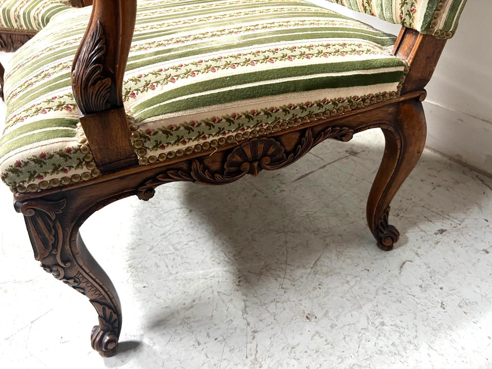 Paire de fauteuils de style Régence a haut dossier en noyer massif XIX siècle - Photo 3/4