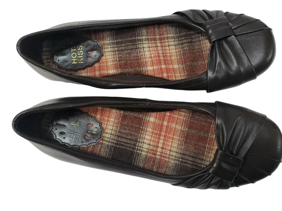 Zapatos planos Hot Kiss para mujer talla 8M acolchados sin cordones de cuero marrón Foto 4 de 4