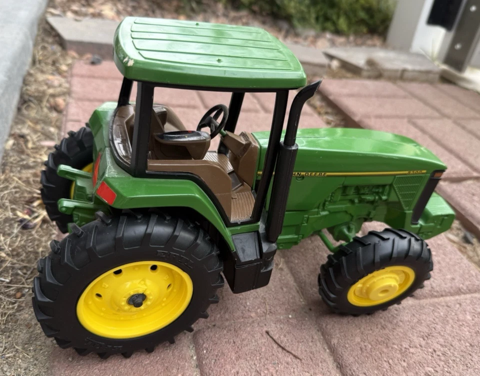 Tractor John Deere 8300 1/16 con asistencia de rueda delantera diecast - ¡Video! Foto 3 de 4