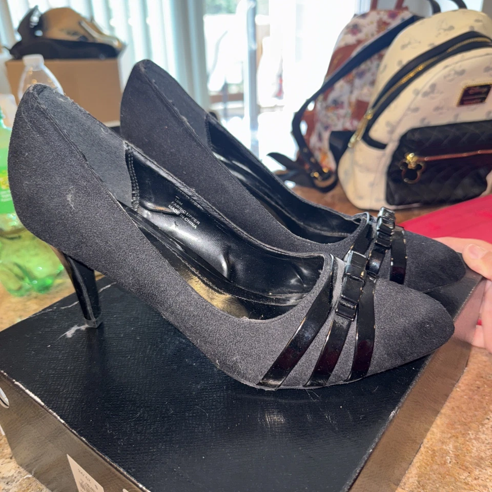 Tacones DB Dressbarn para mujer talla 10M negros con lazo en la parte delantera Foto 2 de 3