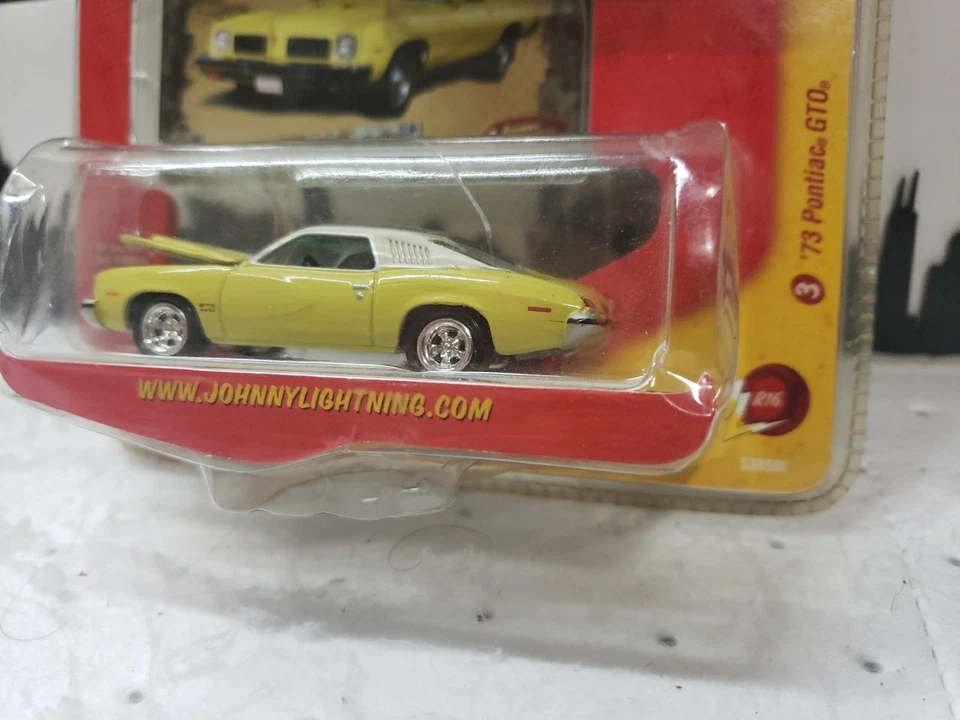 Pontiac GTO Muscle Cars Series 1973 Johnny Lightning en amarillo Foto 4 de 4