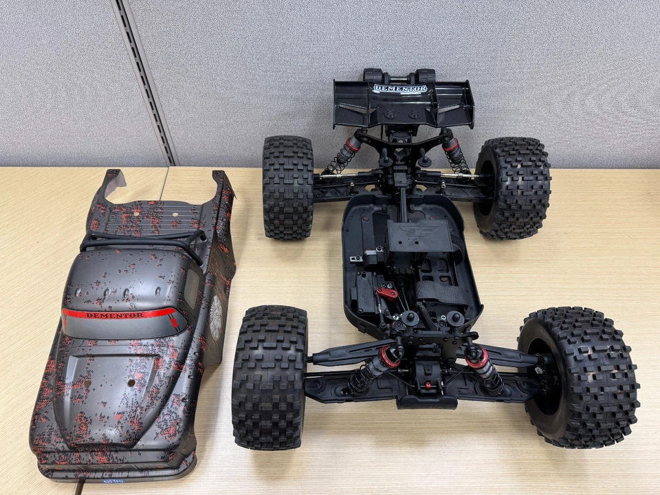 Cor00165 Roller 1/8 Dementor XP 4WD SWheelbase Monster Truck - Image 2 of 4