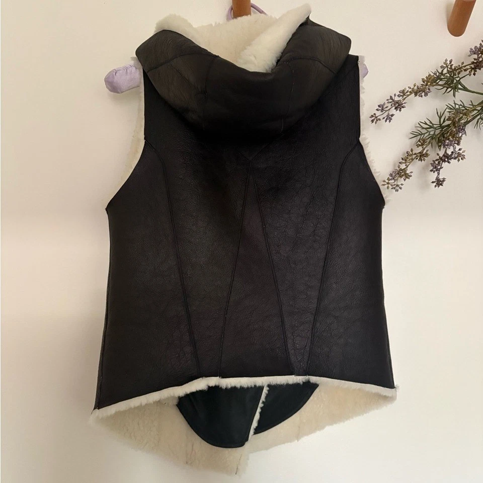 Chaleco Helmut Lang de cuero de oveja negro con capucha Foto 2 de 4