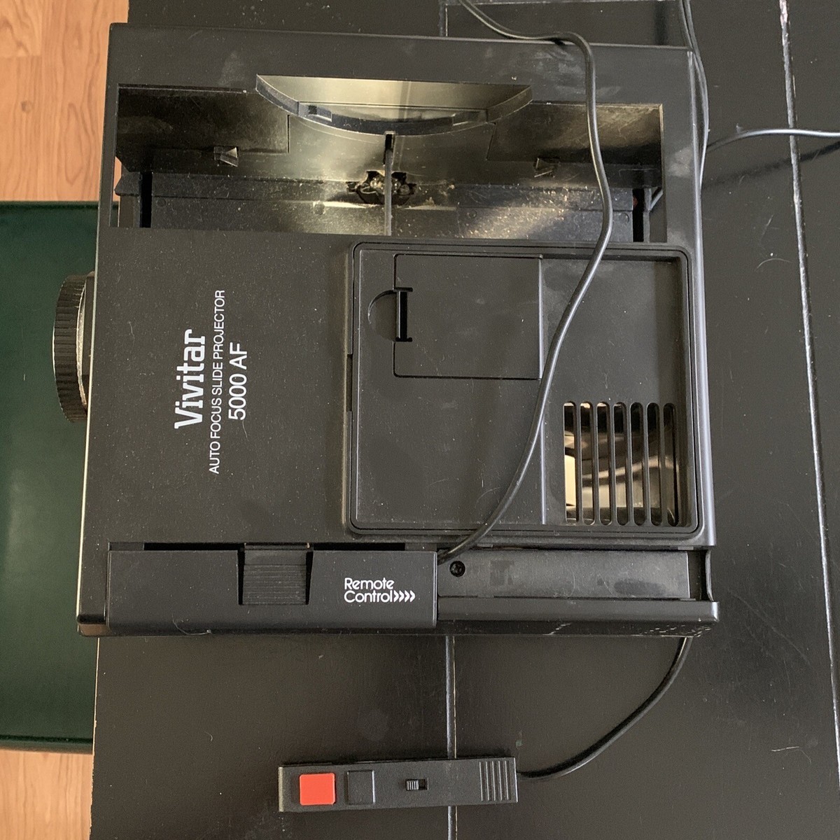 VIVITAR 5000AF Auto Focus 35mm Slide Projector With Remote