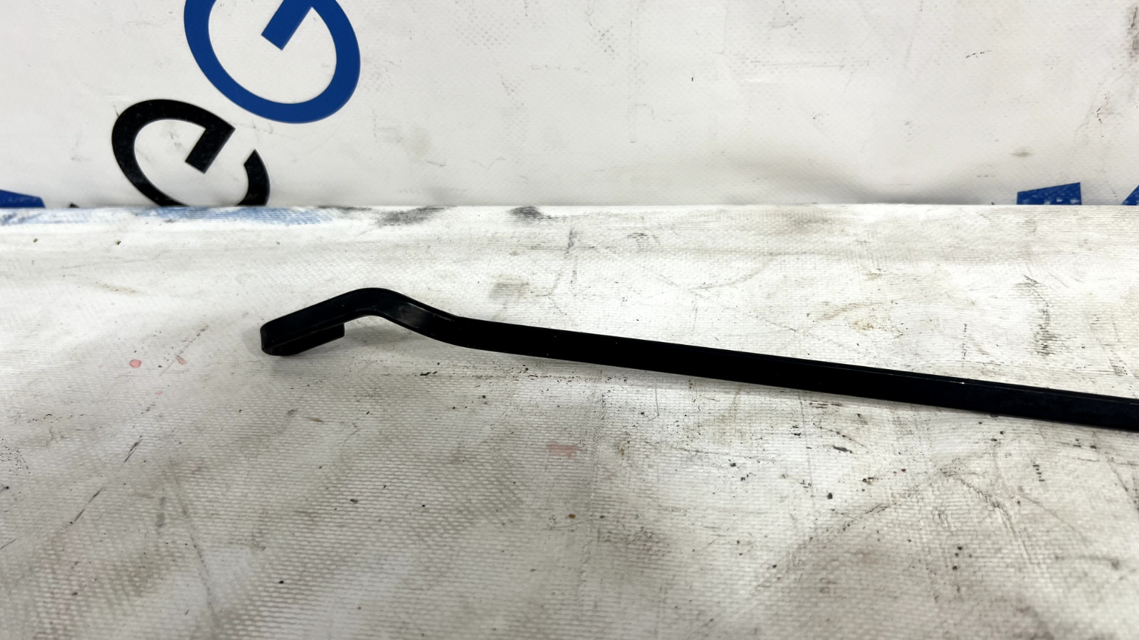 ASTON MARTIN V8 VANTAGE WINDSHIELD LEFT SIDE WIPER OEM 2011 🔵