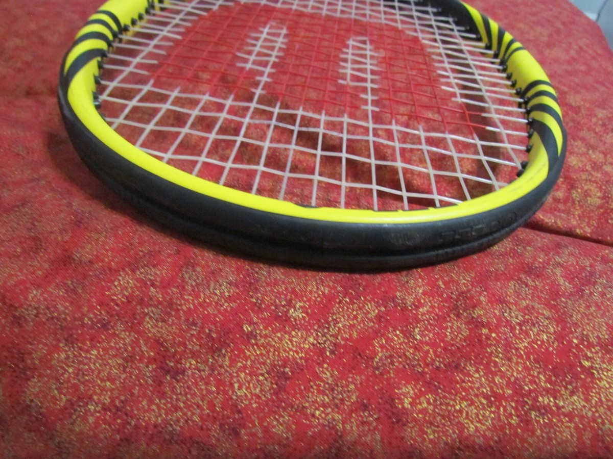 Wilson RG Tennis Ball Dampener – Amortisseur De Vibrations Jaune/Noir/Blanc – Édition Roland-Garros Pour Raquette De Tennis