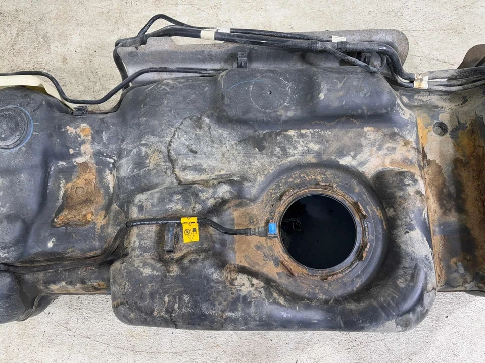 Chevrolet Tahoe 2017-2020 depósito de combustible de 5,3 L OEM Foto 3 de 4