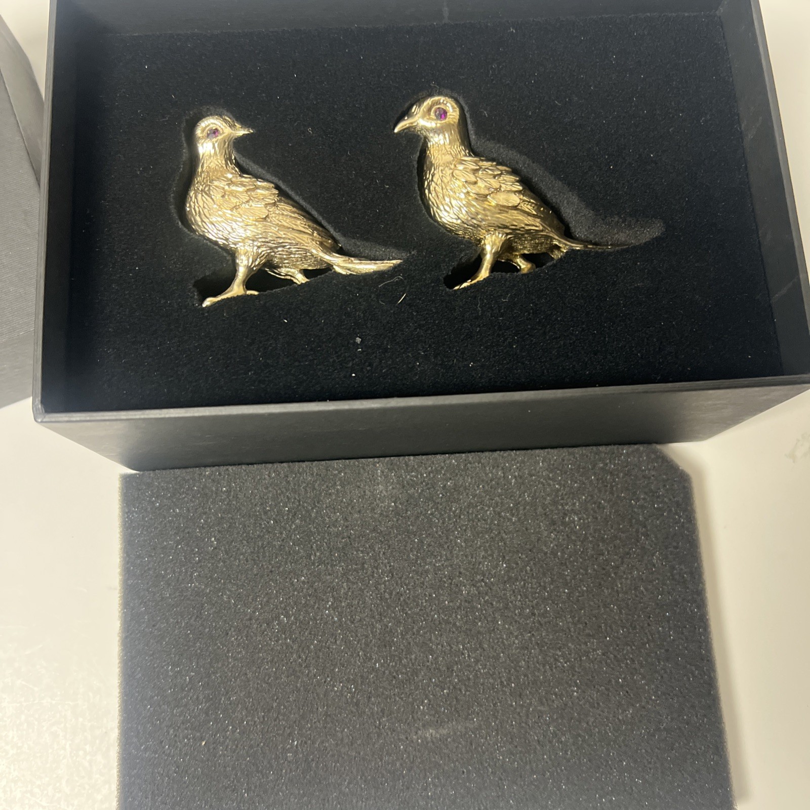 L'objet Goldtone Birds Pigeon Purple Eyes Salt & Pepper Shakers New In Box
