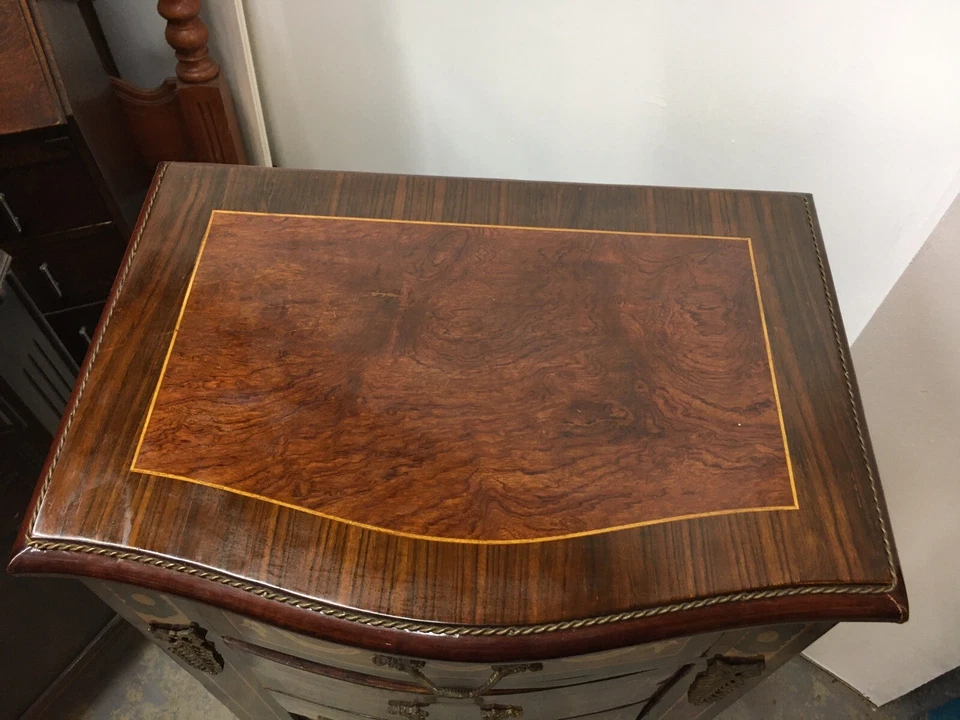 Cómoda de 7 cajones con incrustaciones de madera estilo antiguo europeo con detalles de latón nogal Foto 4 de 4