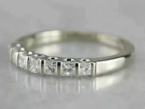 Anillo de eternidad de boda de diamantes simulados de corte princesa de 2 quilates enchapado en oro blanco de 14 k Foto 3 de 4