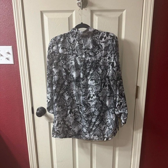 Camisa Blusa Top New Directions Para Mujer Estampado Serpiente Con Botones XL Foto 2 de 4