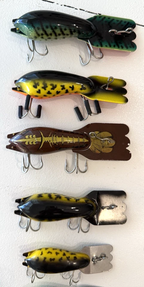 Lot of 24 - Vintage Fred Arbogast Mud Bug - All 4 Sizes - Great colors! - Image 2 of 4