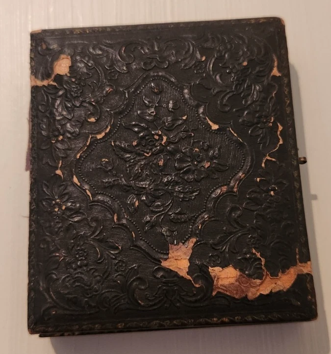 Civil War Tintype Photo, Original, Union Soldier & Women, Gutta Percha Case  - Image 3 of 4