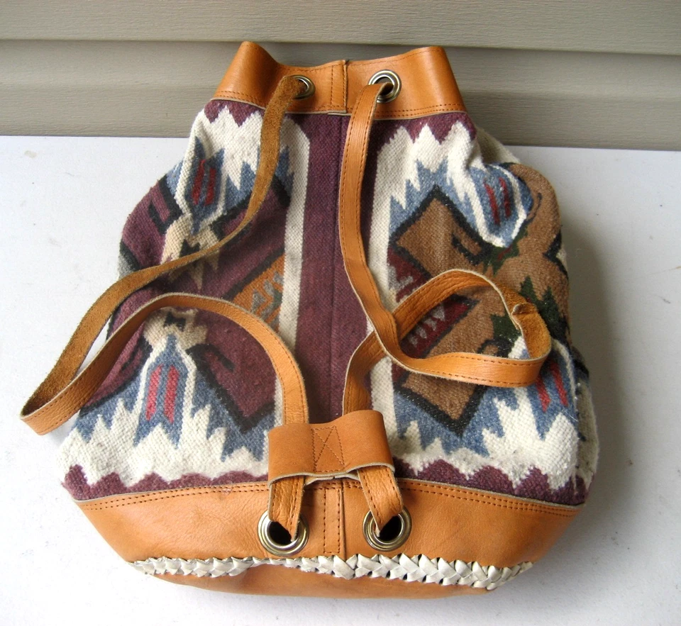 BOLSO ALFOMBRA LANA HECHO A MANO ECUADOR CUERO ARTE NATIVO MOCHILA VINTAGE Foto 3 de 4
