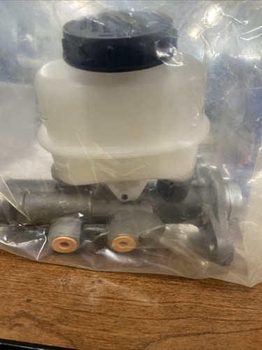 Brake master cylinder for Nissan Frontier 2000-2002 M630101 M630102 MC390838 NOS - Picture 4 of 4
