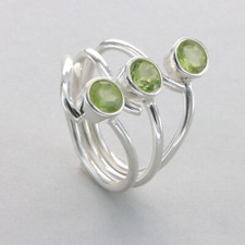 Three Green PERIDOT Ring - Multiple Sizes - 925 STERLING SILVER 104e