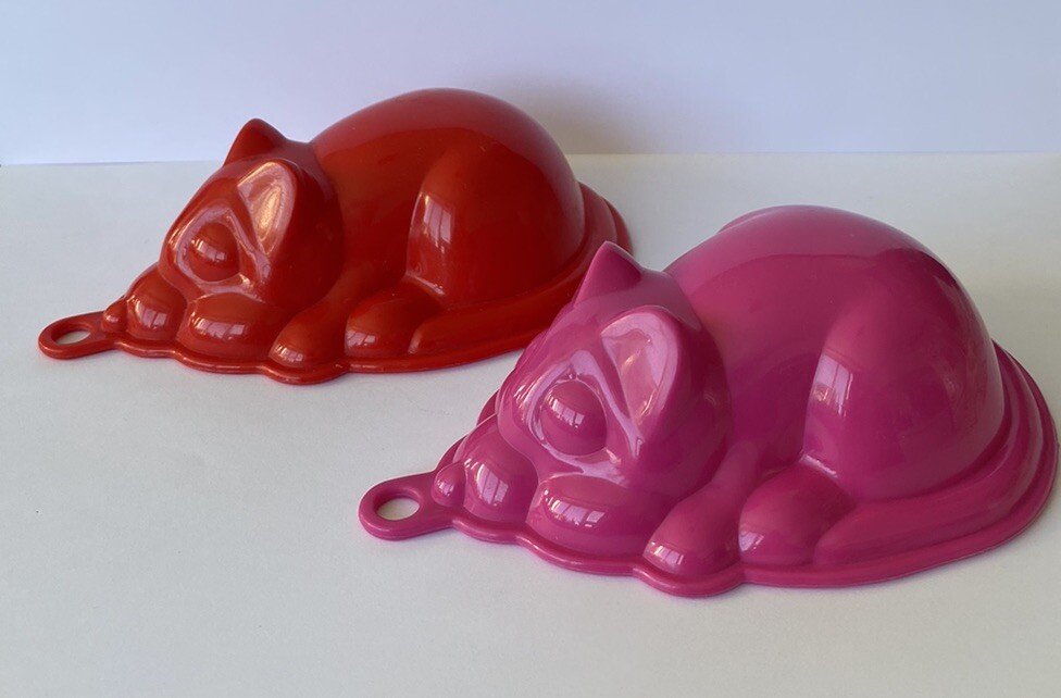 CUTE RED PINK CAT KITTEN SHAPED PLASTIC JELLY MOULD PAIR UK