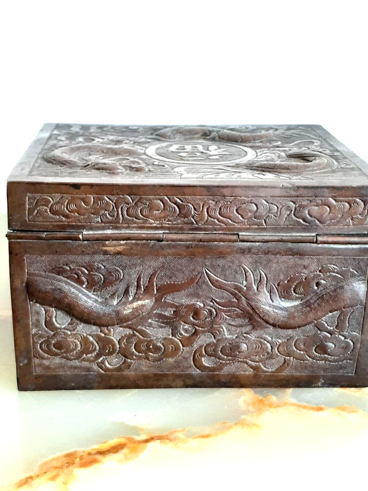 Antigua caja china de bronce del siglo XIX 2 dragones y símbolo de buena fortuna Foto 4 de 4