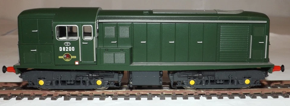 HELJAN 1500 CLASS 15 BTH/CLAYTON LOCOMOTIVE D8200 BR PLAIN GREEN - Image 3 of 4