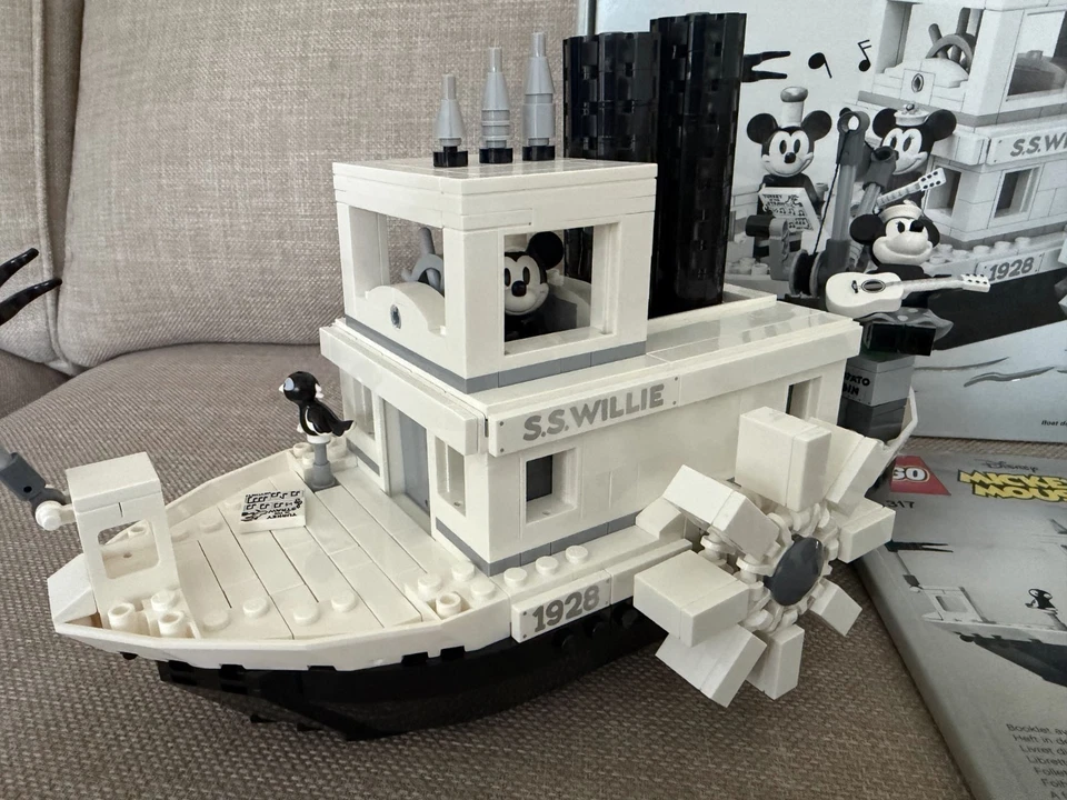 LEGO Ideas 21317 Steamboat Willie, photo 2 of 5