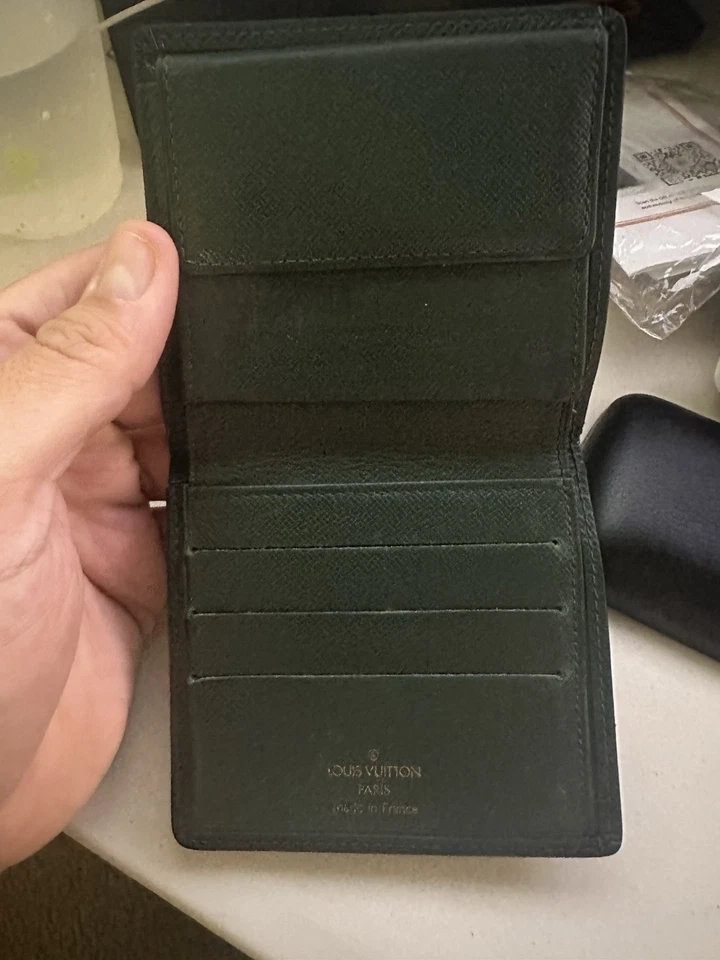 Auténtica Cartera Louis Vuitton Verde Oscuro Cuero Epi LV Logotipo Repujado Plegable Foto 3 de 4