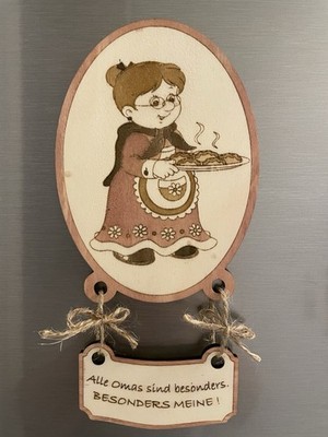 Holzmagnet Oma mit Kuchen   Handbemalt   Mit Anhänger  Alle Omas sind besonders 