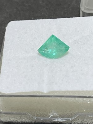 Esmeralda natural de 1,38ct Talla Escudo Colombiana 