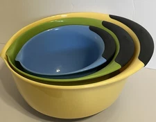 OXO 3 Piece Plastic Mixing Bowl Set - Nesting Mixing Bowls with Rubber Grip