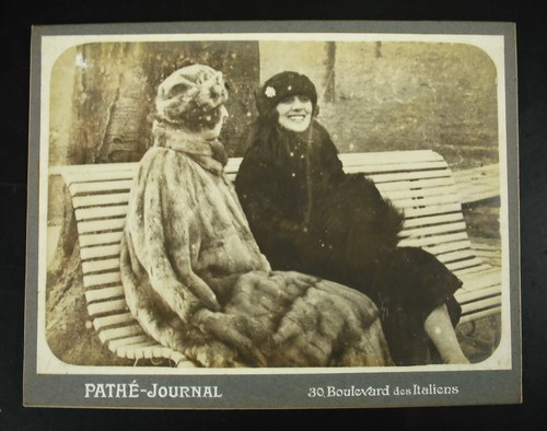 Photographie c1920 France Paris "Elégantes à Auteuil"