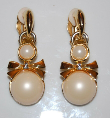 ELEGANT VTG 80 COUTURE PEARL CABOCHON GOLDEN BOW DETAIL DROP DANGLE CLIP EARRING