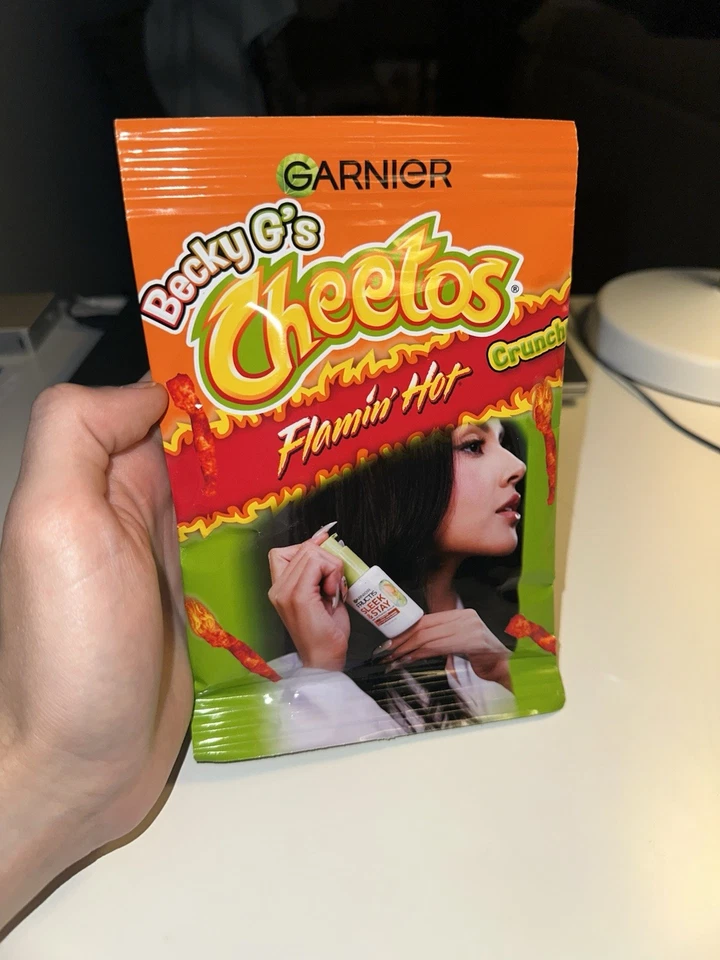 Cheetos X Garnier X Becky G Flamin Hot Crunchy | Sammelpackung | ungeöffnet - Bild 3 von 3