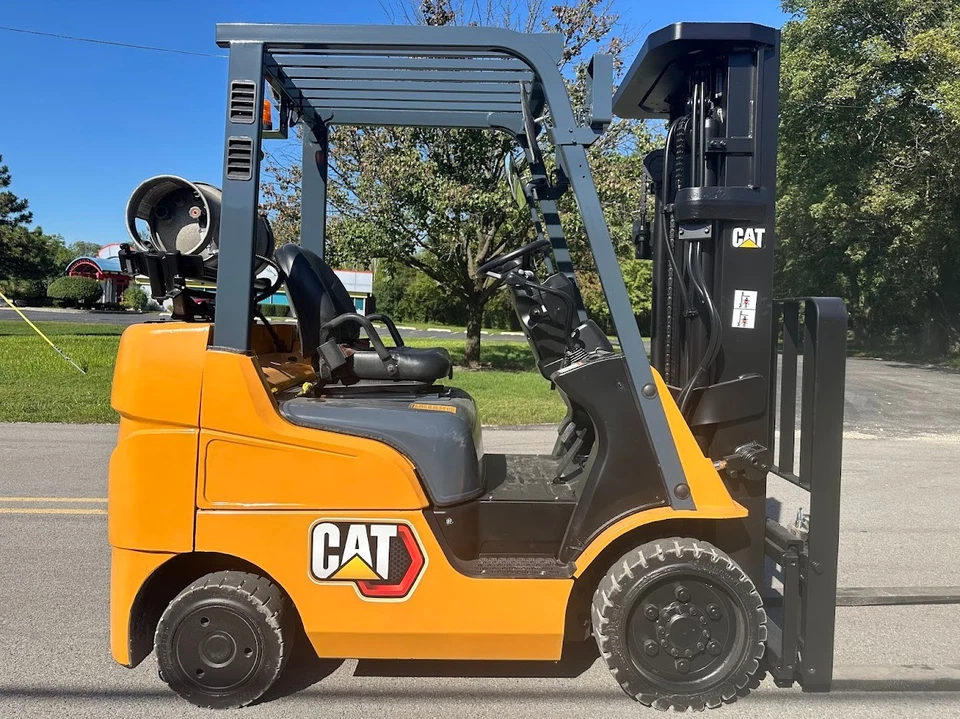 2017 MITSUBISHI CATERPILLAR FGC25N 5000LB CAPACITY TRACTION TIRE FORKLIFT - Image 3 of 4