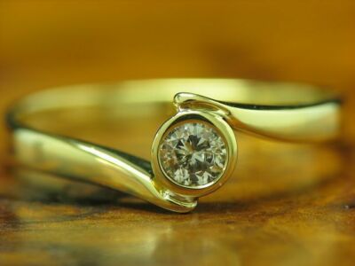 14kt 585 yellow gold ring with 0.20ct brilliant solitaire/diamond/2.3g/RG 54