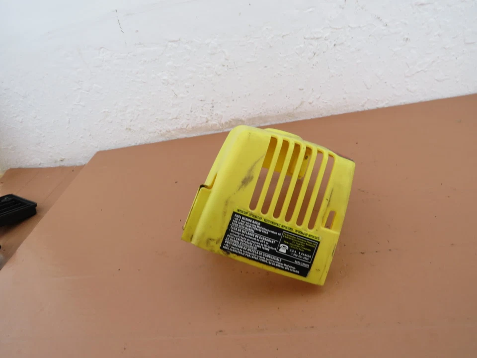 Cubierta del motor McCulloch 3310 String Trimmer OEM Foto 2 de 4