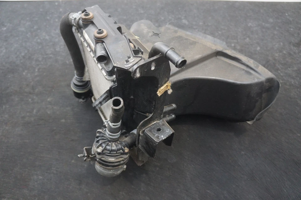 Línea de soporte de radiador auxiliar para conductor delantero izquierdo OEM 4G0121202 Audi RS7 2014-18 Foto 4 de 4