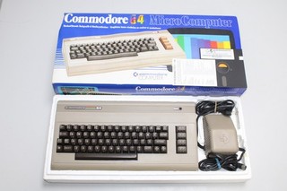 Commodore C64 (Brotkasten) mit Netzteil und Originalverpackung (N3)