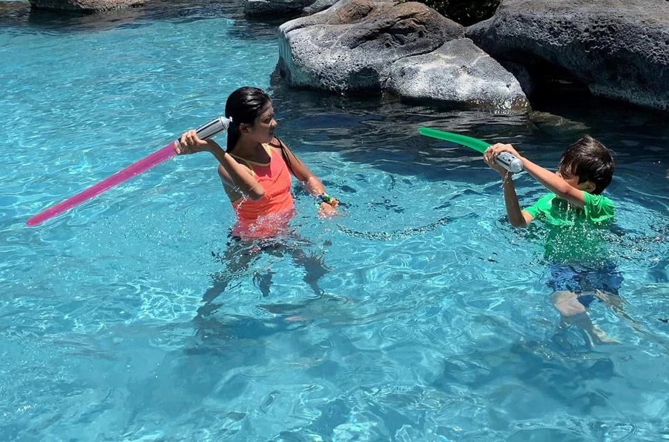 12 juguetes inflables de espada de sable de luz del ejército - 4 verdes, 4 rojos 4 azules... Foto 3 de 4