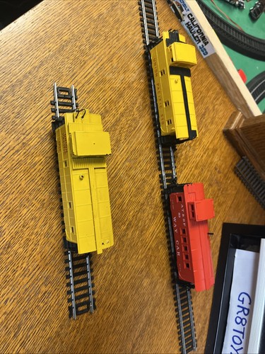 3 VAGONI TRENO RR CABOOSE SCALA HO -2 UNION PACIFIC E 1 VIA AUTO CABOOSES - Foto 5 di 14