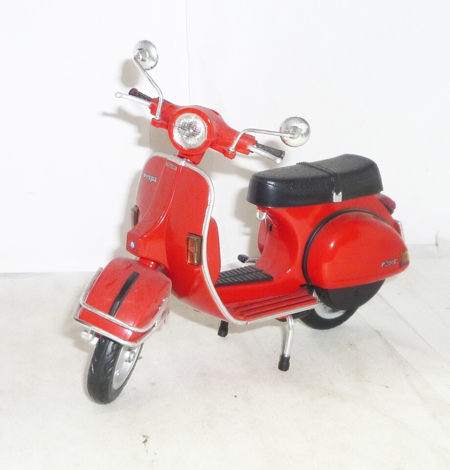 MODELLINO SCOOTER PIAGGIO VESPA P200E ROSSO New-Ray SCALA - Main Image